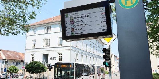 Bus fährt durch die Gartenstraße in Reutlingen