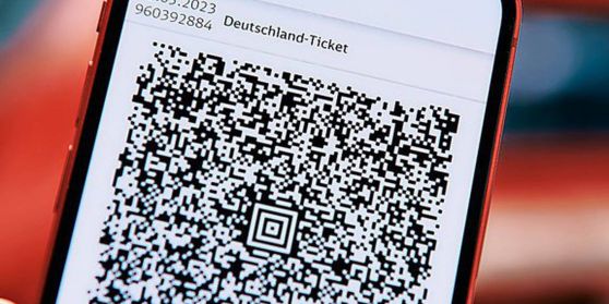 Es wird gezeigt, wie es aussieht, wenn man das DTicket als QR Code auf dem Handy hat.
