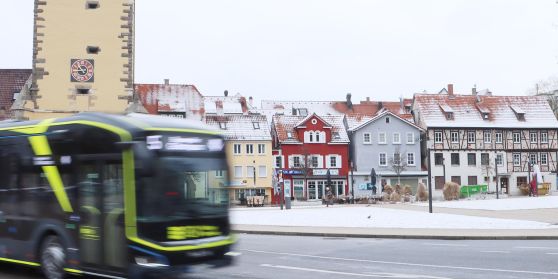 Ein Bus der RSV fährt durch den Schnee vor dem Tübinger Tor
