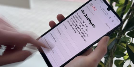 Ein Fahrgast tippt etwas in das Kontaktformualr der RSV in sein Handy