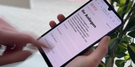 Ein Fahrgast tippt etwas in das Kontaktformualr der RSV in sein Handy