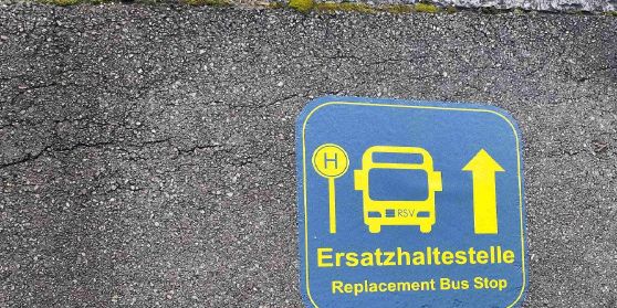 Bodenmarkierung zeigt Weg zur Ersatzhaltestelle