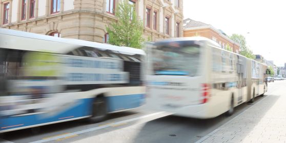 Zwei Busse der RSV fahren aneinander vorbei. Die Busse sind unscharf.