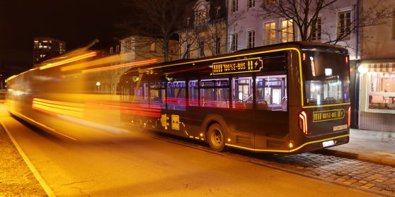 Ein Nachtbus der RSV fährt durch Reutlingen