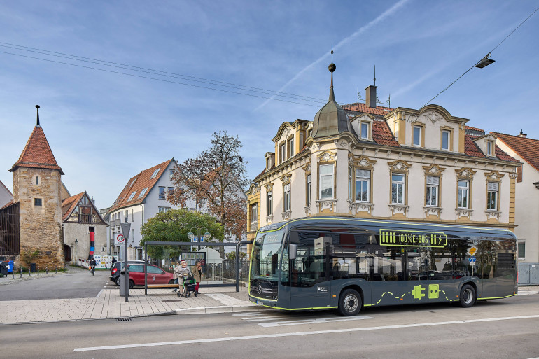 Ein E-Bus in der Gartenstraße Reutlingen an der Haltestelle Planie