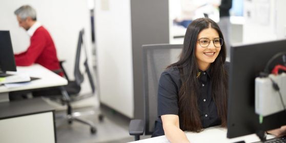 Freundliche Mitarbieterin in der MobiZentrale gibt Auskunft