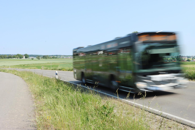 Ein Bus der RSV fährt zwischen Pliezhausen und Oferdingen