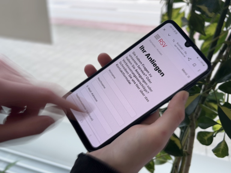 Fahrgast tippt am Handy etwas in das Kontaktformular der RSV