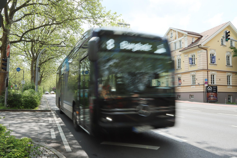 Ein Bus der RSV ist unscharf zu sehen weil er fährt.