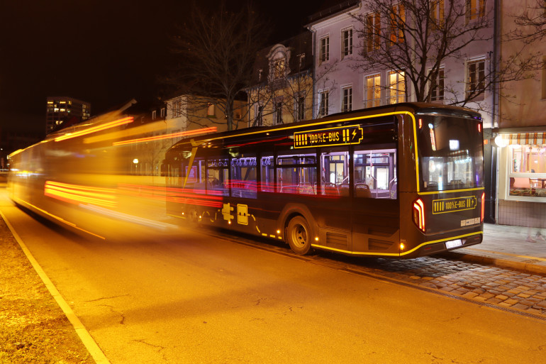 Ein Nachtbus der RSV fährt durch Reutlingen